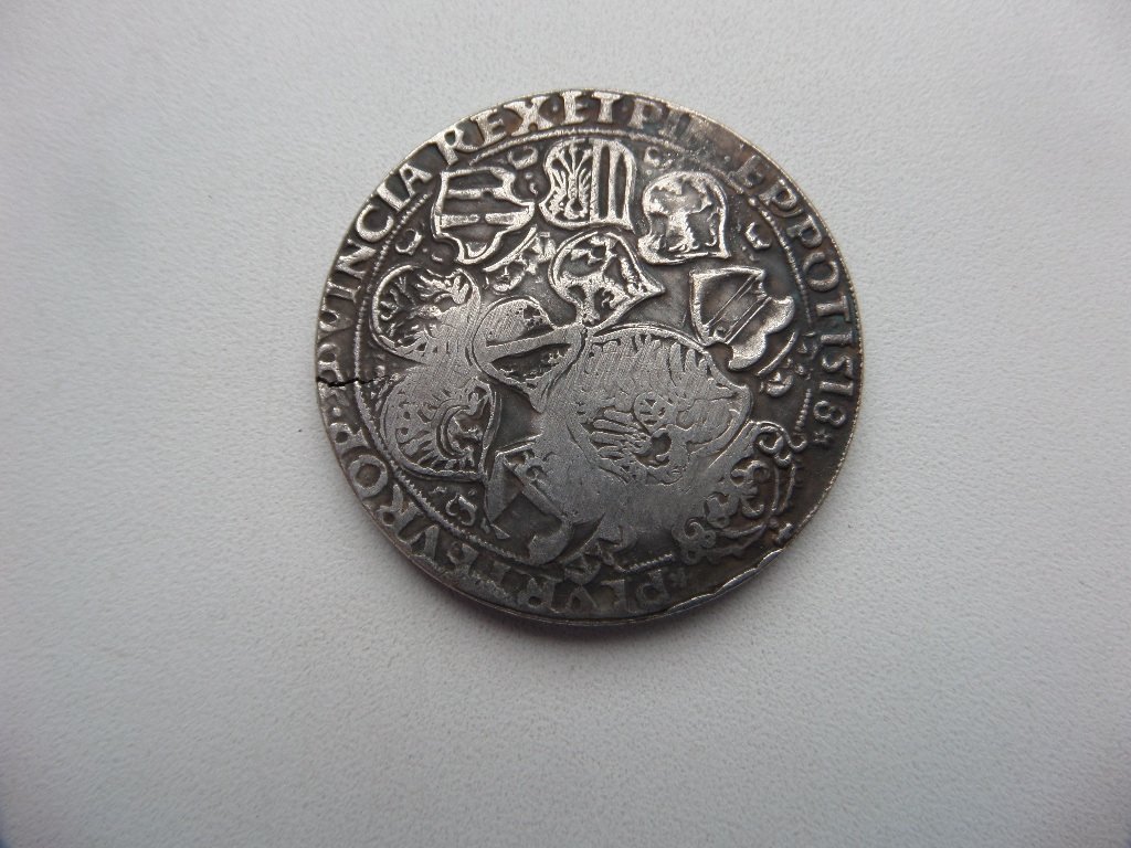 НАДЧЕКАНКА НА ГУЛЬДИНЕРЕ 1518 ГОДА ДАТА НА РЕВЕРСА СПРАВА ПО ДУГЕ.jpg