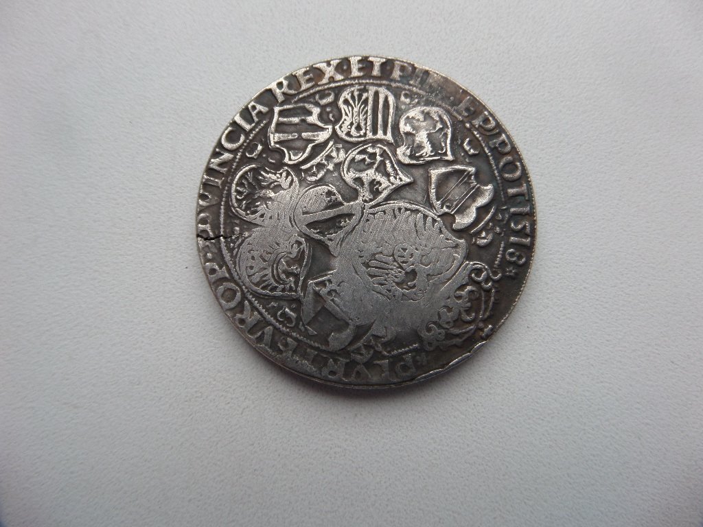 НАДЧЕКАНКА НА ГУЛЬДИНЕРЕ 1518 ГОДА ДАТА НА РЕВЕРСА СПРАВА ПО ДУГЕ.jpg