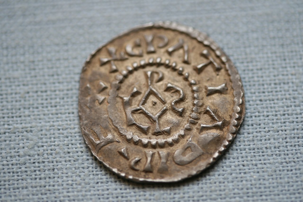 Srebrny-Denar-Karolingow-Karol-II-Lysy-823-877.jpg